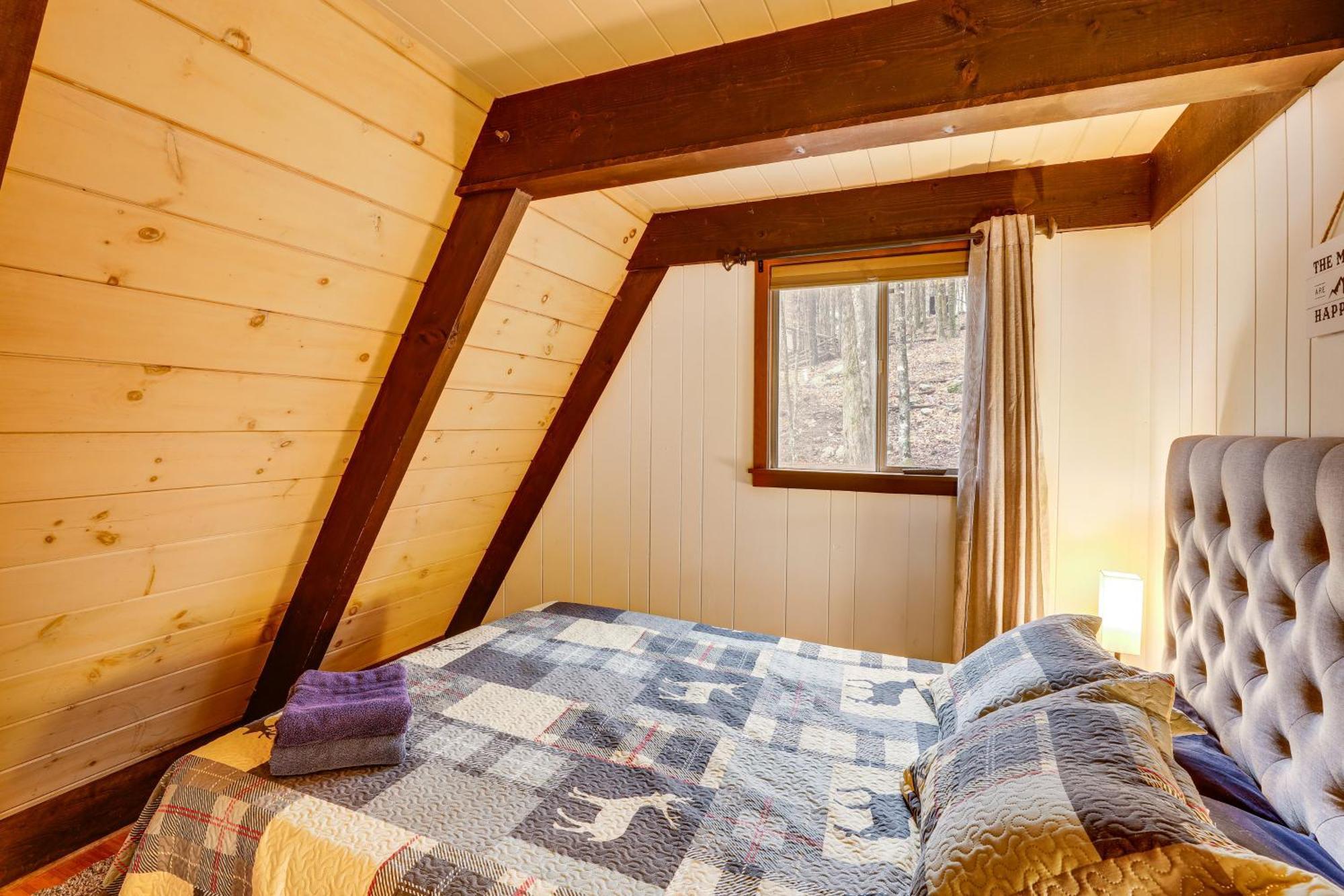 A-Frame Cabin With Hot Tub 1 Mi To Beech Mountain! エクステリア 写真